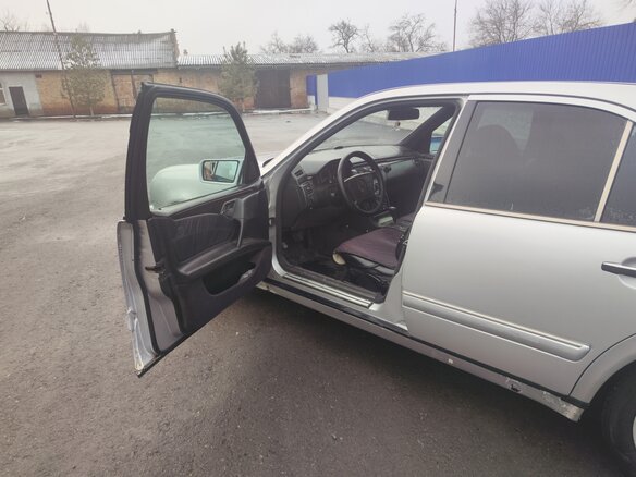 1998 Mercedes-Benz E-Класс 240 II (W210, S210), серебристый, 400000 рублей - вид 8