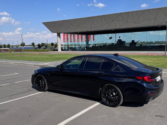 2019 BMW 5 серии 520d VII (G30/G31/G38), чёрный, 3790000 рублей - вид 4
