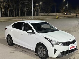 2021 Kia Rio IV Рестайлинг, белый, 1655000 рублей, вид 3