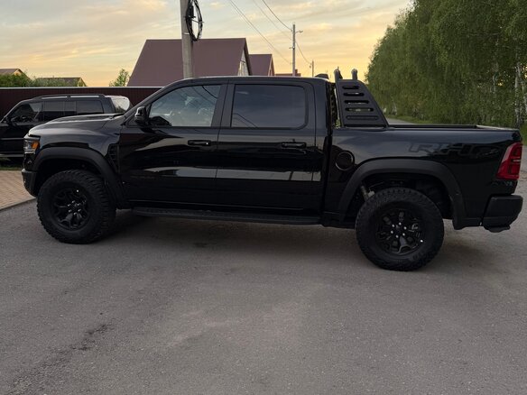 2024 Ram 1500 RHO V Рестайлинг, чёрный - вид 2