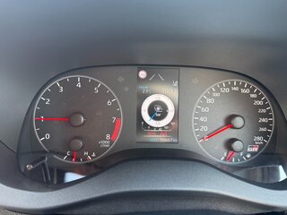 2021 Toyota Yaris IV, пурпурный, 3350000 рублей, вид 3