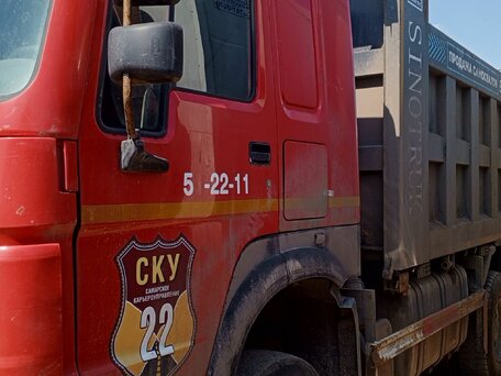 2022 Sinotruk Howo ZZ3327, красный, 2593500 рублей, вид 2