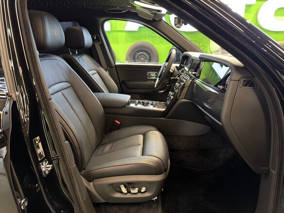 2025 Rolls-Royce Cullinan Black Badge I Рестайлинг (Series II), чёрный, 67900000 рублей - вид 16