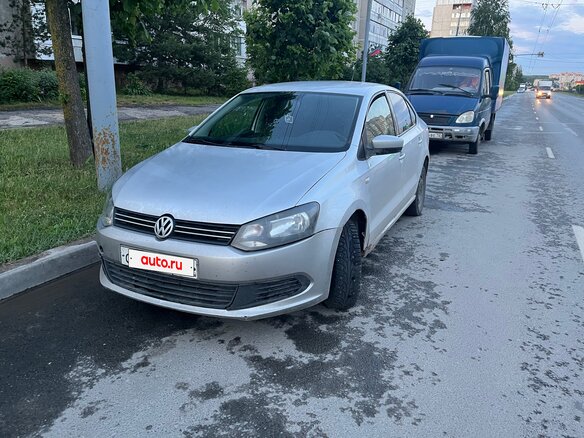 2011 Volkswagen Polo V, серебристый - вид 2