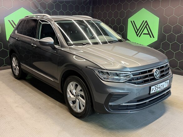 2021 Volkswagen Tiguan II Рестайлинг, серый