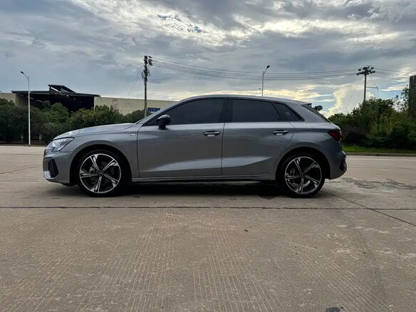2023 Audi A3 Sportback 35 TFSI IV (8Y), серебристый, 1630000 рублей - вид 3