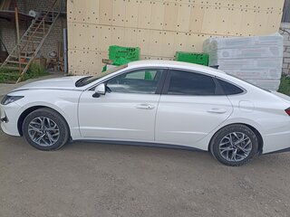 2020 Hyundai Sonata VII (LF) Рестайлинг, белый, 2000000 рублей, вид 3