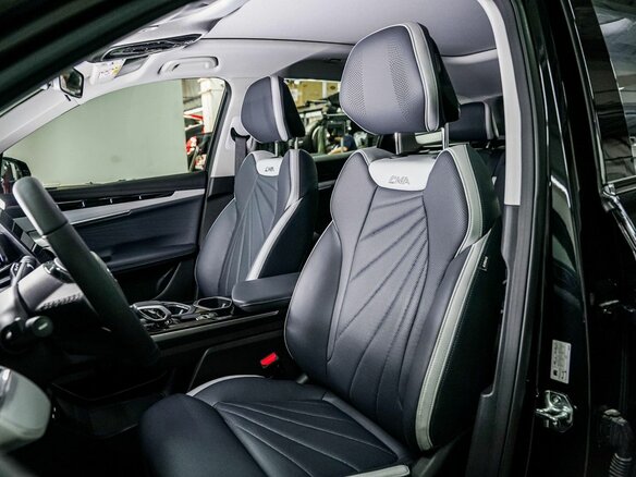 2026 Geely Atlas II, чёрный, 3449990 рублей - вид 4