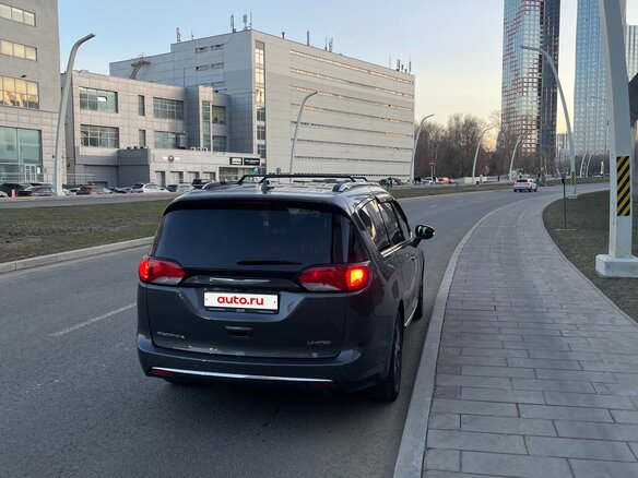 2017 Chrysler Pacifica RU, серый, 2400000 рублей - вид 2