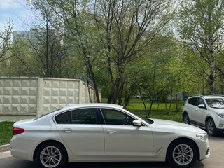 2017 BMW 5 серии 520i VII (G30/G31/G38), белый, 2600000 рублей, вид 2