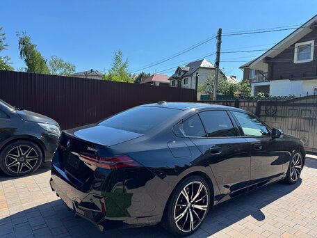 2025 BMW 5 серии 520d xDrive VIII (G60/G61/G68), чёрный, 8300000 рублей, вид 5