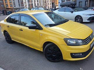 2018 Volkswagen Polo V Рестайлинг, жёлтый, 500000 рублей, вид 2