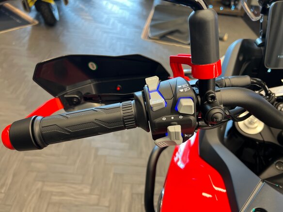 2026 QJMotor SVT 650 X, красный, 729000 рублей - вид 8