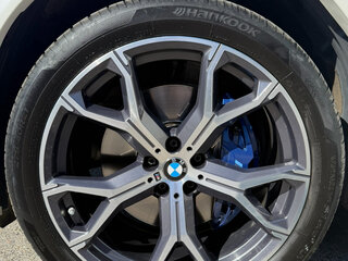 2022 BMW X6 40i III (G06), белый, 9200000 рублей, вид 3