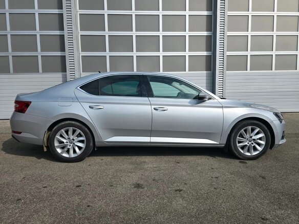 2023 Skoda Superb III Рестайлинг, серебристый, 2650000 рублей - вид 4
