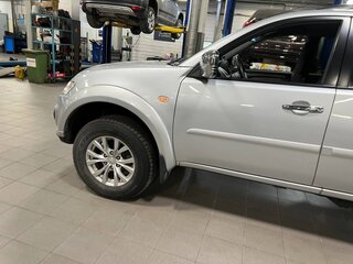 2015 Mitsubishi Pajero Sport II Рестайлинг, серебристый, 2200000 рублей, вид 5