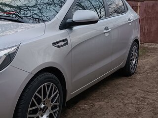 2017 Kia Rio III Рестайлинг, серебристый, 1150000 рублей, вид 1