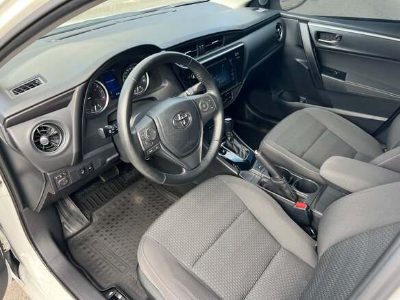 2018 Toyota Corolla XI (E160, E170, E180) Рестайлинг 1, белый - вид 9
