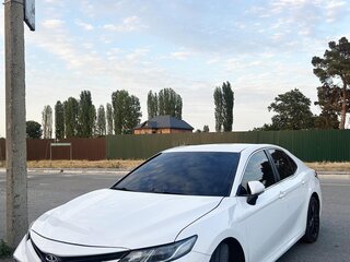 2019 Toyota Camry VIII (XV70), белый, 1700000 рублей, вид 1