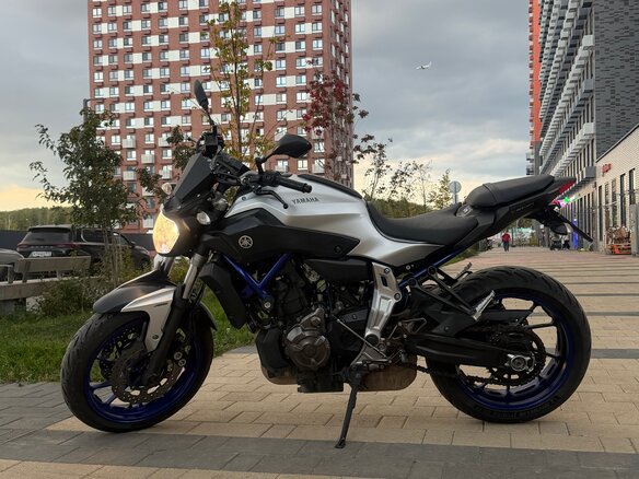 2015 Yamaha MT-07 (FZ-07), серебристый, 660000 рублей - вид 1