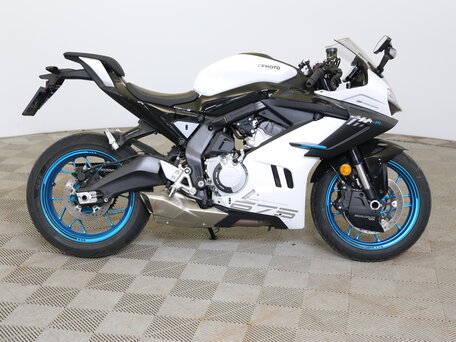 2026 CFMoto 675SR-R, белый, 769410 рублей, вид 4