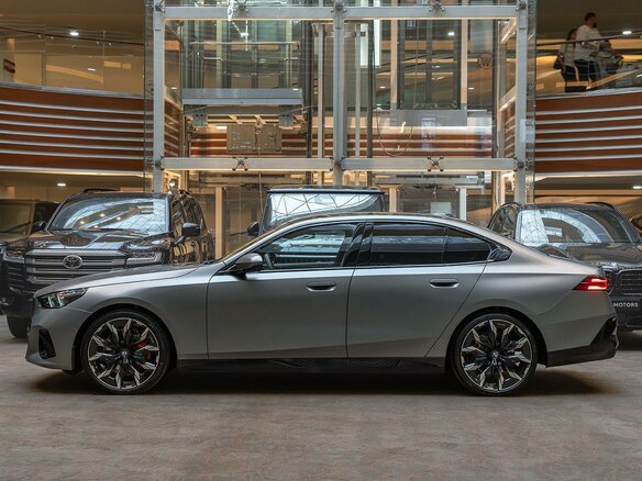 2026 BMW 5 серии 540d xDrive VIII (G60/G61/G68), серый, 14190000 рублей - вид 5