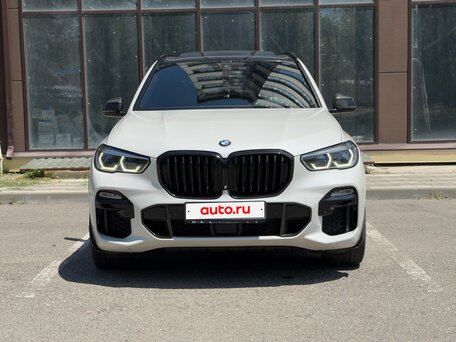 2019 BMW X5 50i IV (G05/G18), белый, 6950000 рублей, вид 3