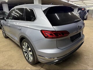 2018 Volkswagen Touareg III, серебристый, 5500000 рублей, вид 2