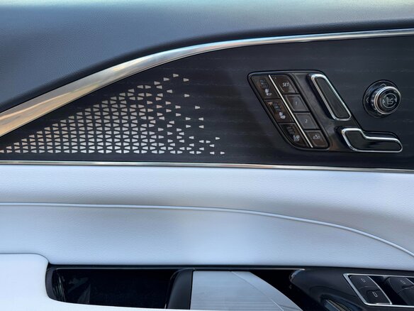 2023 Cadillac Lyriq, серебристый, 3900000 рублей - вид 14