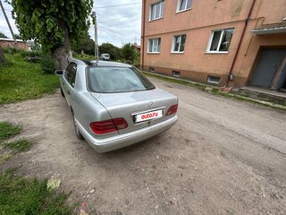 1996 Mercedes-Benz E-Класс 200 II (W210, S210), серебристый, 230000 рублей, вид 4
