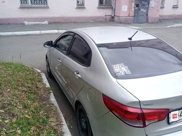 2016 Kia Rio III Рестайлинг, серебристый, 600000 рублей - вид 4