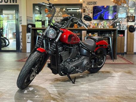 2023 Harley-Davidson Street Bob, красный, 1940000 рублей, вид 2