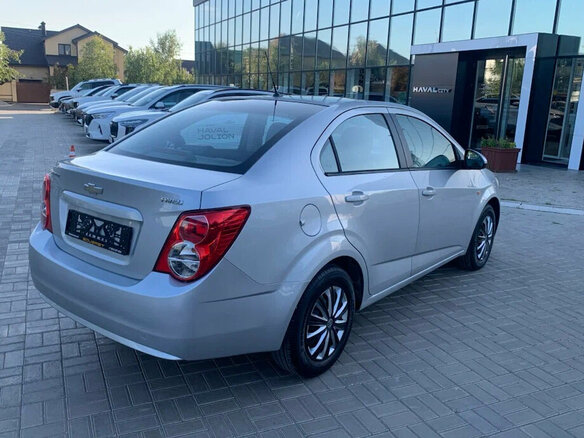2013 Chevrolet Aveo II, серебристый - вид 2