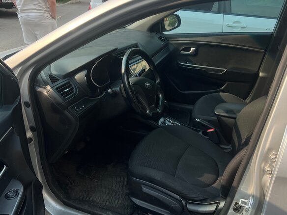 2015 Kia Rio III Рестайлинг, серебристый, 769000 рублей - вид 9