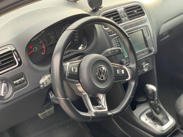 2018 Volkswagen Polo V Рестайлинг, чёрный, 1340000 рублей - вид 9