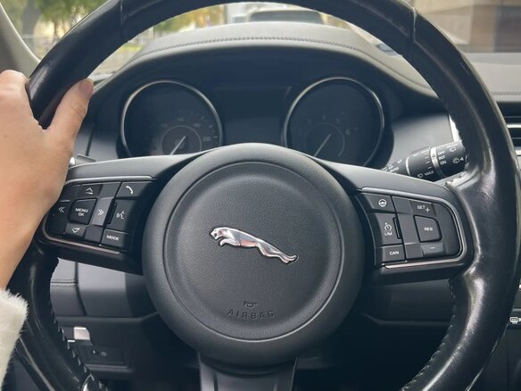 2018 Jaguar E-Pace I, чёрный, 2500000 рублей - вид 9