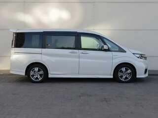 2017 Honda Stepwgn Spada V Рестайлинг, белый, 2200000 рублей, вид 3