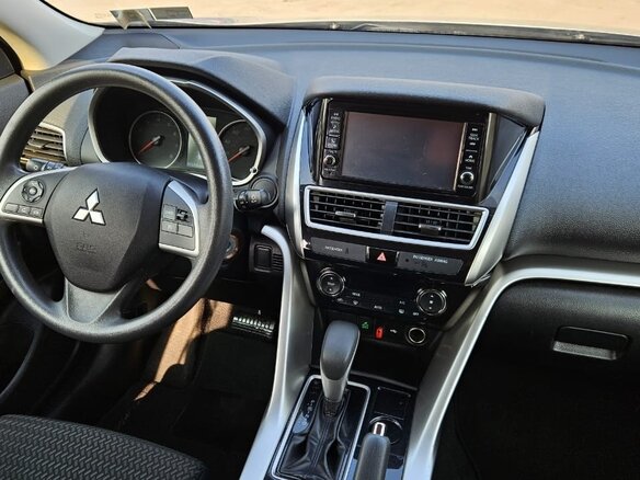 2020 Mitsubishi Eclipse Cross I, серебристый, 1555000 рублей - вид 1