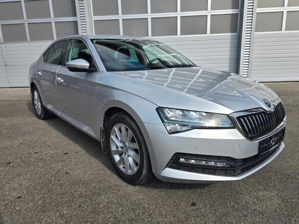 2023 Skoda Superb III Рестайлинг, серебристый, 2650000 рублей - вид 3