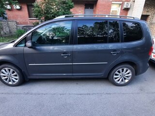 2011 Volkswagen Touran I Рестайлинг 2, серый, 1400000 рублей, вид 1