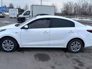 2021 Kia Rio IV Рестайлинг, белый, 1350000 рублей, вид 5