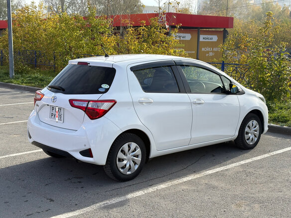 2017 Toyota Vitz III (XP130) Рестайлинг 2, белый, 880000 рублей - вид 7