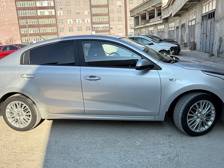 2020 Kia Rio IV, серый, 1590000 рублей, вид 4