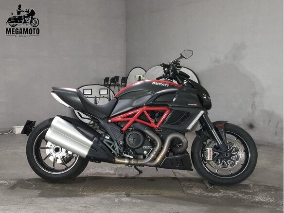 2011 Ducati Diavel Carbon, красный, 922900 рублей