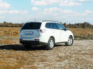 2013 Mitsubishi Outlander III, белый, 1149000 рублей, вид 2
