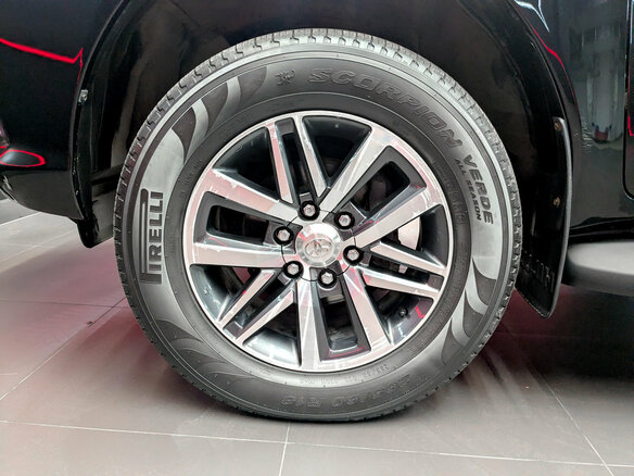 2017 Toyota Hilux VIII, чёрный - вид 18
