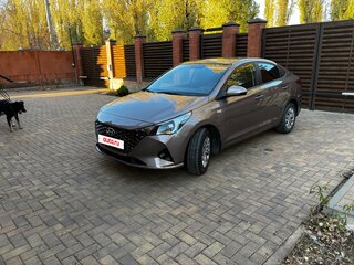 2021 Hyundai Solaris II Рестайлинг, коричневый, 1730000 рублей, вид 1