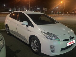 2011 Toyota Prius III Рестайлинг (XW30), белый, 1050000 рублей, вид 3