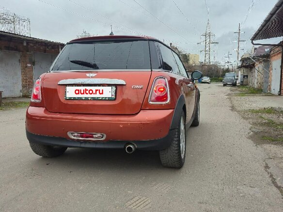 2011 Mini Hatch One II (R56) Рестайлинг, оранжевый, 820000 рублей - вид 4