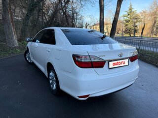 2016 Toyota Camry VII (XV50) Рестайлинг, белый, 2150000 рублей, вид 4